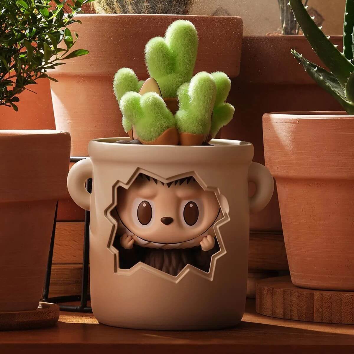 Labubu Almost Hidden – La Figurine Timide et Adorable - Image 4